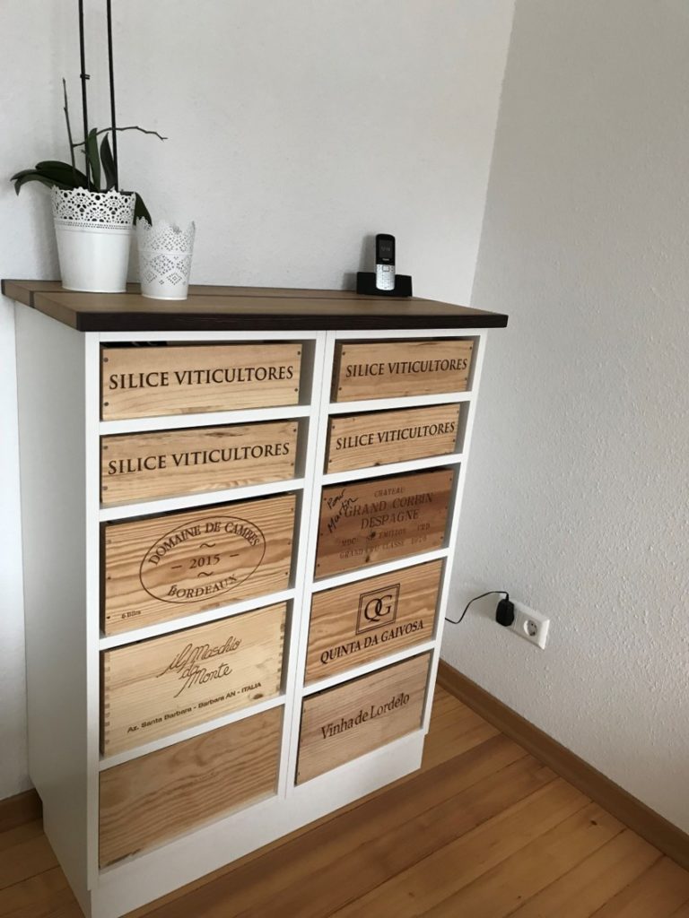Weißes Sideboard mit Schubladen aus alten Weinboxen