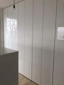 Raumhoher, griffloser Einbauschrank, weiß hochglänzend