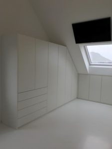 Weiße Ankleide in Dachschräge und über Eck