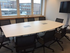 Konferenztisch mit Medienversorgung, weiß