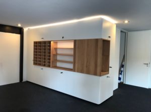 Foyermöbel in Eingangsbereich, weiß mit Buche und indirekter Beleuchtung