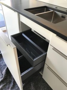 Detail Müllauszug unter Spülbecken