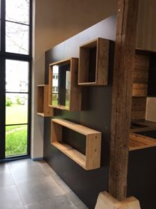 Verkaufswand mit Altholzelementen