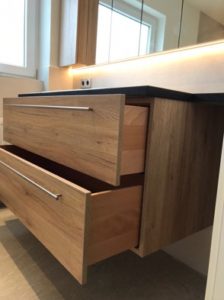 Waschtisch aus Eiche mit geöffneten Schubladen