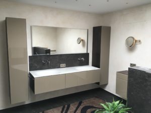 Badezimmer Einrichtung mit grifflosen, beigen Glasfronten