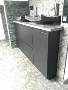 Schwarzer Waschtisch mit Griffleisten und Steinplatte