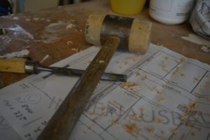 Werkzeug und Plan auf der Hobelbank