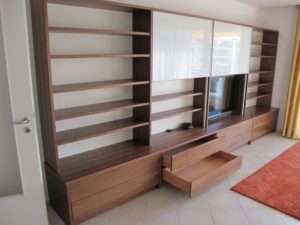 Wohnwand in Nussbaum mit offenen und geschlossenen Elementen