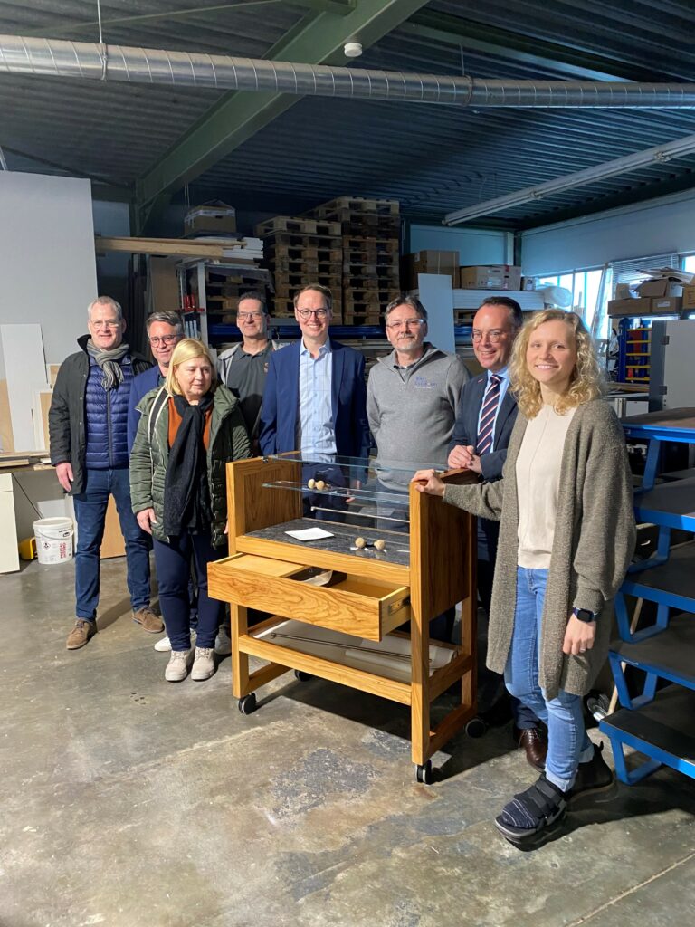 Gruppenfoto des Betriebsbesuchs der Handwerkskammer Region Stuttgart in unserer Schreinerei